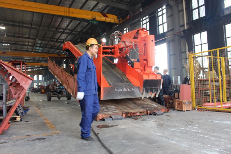 千亿球友会的车间主任说:谁偷工减料,谁就卷铺盖走人!